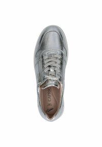 Fémes ezüst színű sneaker, fűzős záródással, párnázott nyakkal és oldalsó cipzárral. Simább textúrájú, párnázott talpbetéttel a kényelem érdekében.