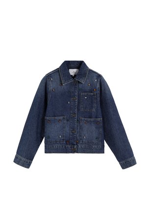 Chaqueta de mezclilla con un cuello clásico, cierre de botones y cuatro bolsillos. Presenta tachuelas decorativas de colores en la parte frontal. Color azul oscuro.