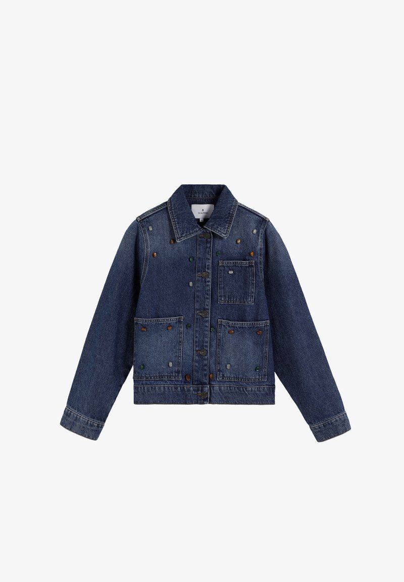 Chaqueta de mezclilla con un cuello clásico, cierre de botones y cuatro bolsillos. Presenta tachuelas decorativas de colores en la parte frontal. Color azul oscuro.