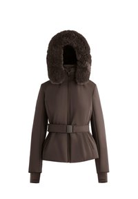 Hnedá vyplnená bunda s kapucňou s kožušinkou, priliehavý pás, plný zips na prednej strane a rebrované manžety, navrhnutá pre teplo a pohodlie.