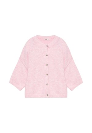 Cardigan en tricot rose doux avec six boutons devant et manches trois-quarts sur fond blanc.
