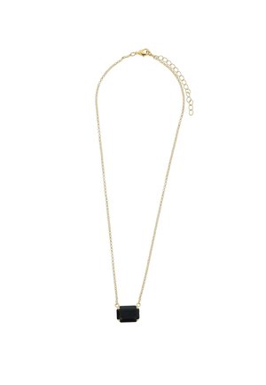 Gouden ketting met een rechthoekige zwarte edelsteen hanger en een verstelbare sluiting op een witte achtergrond.
