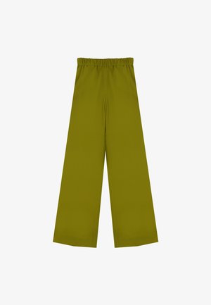 Oliwkowe szerokie spodnie z elastycznym pasem, gładka faktura, bez widocznych wzorów czy akcentów.