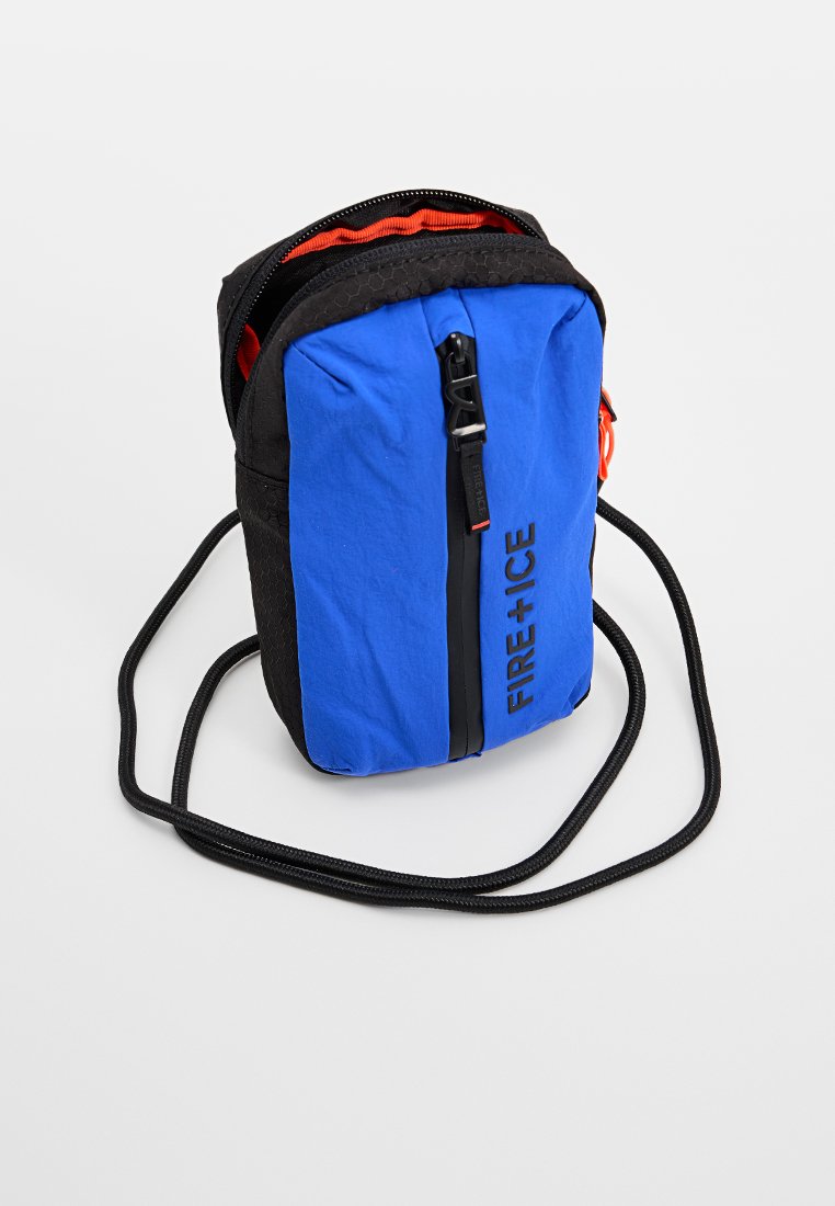 Blau-schwarze Umhängetasche mit einem oberen Reißverschluss, strukturierten Oberflächen, verstellbarem Kordelriemen und dem Aufdruck "FIRE + ICE" an der Seite.