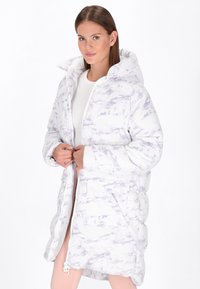 Weißer Puffer-Mantel mit einem marmorierten Lavendel-Muster, Kapuze und Frontreißverschluss. Verfügt über Seitentaschen und ist gepolstert für Wärme.