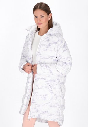 Weißer Puffer-Mantel mit einem marmorierten Lavendel-Muster, Kapuze und Frontreißverschluss. Verfügt über Seitentaschen und ist gepolstert für Wärme.