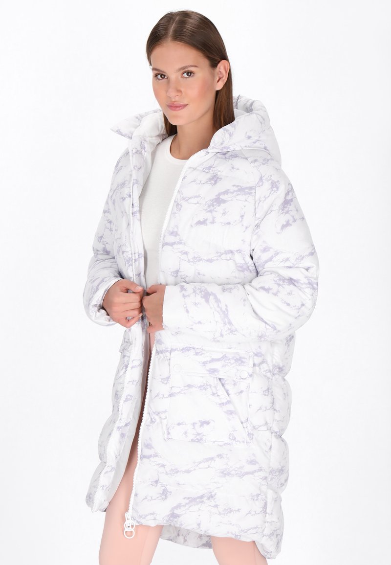 Weißer Puffer-Mantel mit einem marmorierten Lavendel-Muster, Kapuze und Frontreißverschluss. Verfügt über Seitentaschen und ist gepolstert für Wärme.