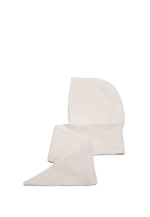 Écharpe à capuche blanche tricotée, pliée sur un fond blanc, montrant une texture côtelée et un tissu doux.
