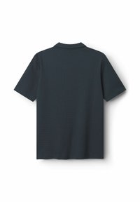 Poloko s krátkym rukávom v tmavosivej tkanine, so štruktúrovaným vzorom, klasickým golierom a voľným strihom.