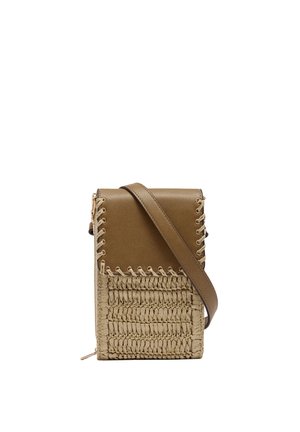 Mała prostokątna torebka na ramię z brązową skórzaną klapką i beżową, plecioną dolną częścią, wyposażona w szeroki skórzany pasek i boczny zamek błyskawiczny.