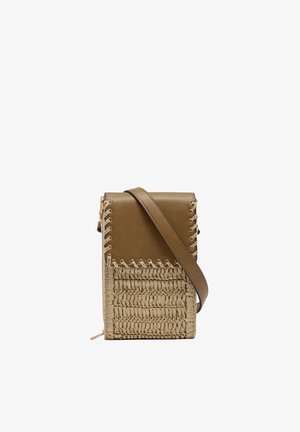 Mała prostokątna torebka na ramię z brązową skórzaną klapką i beżową, plecioną dolną częścią, wyposażona w szeroki skórzany pasek i boczny zamek błyskawiczny.