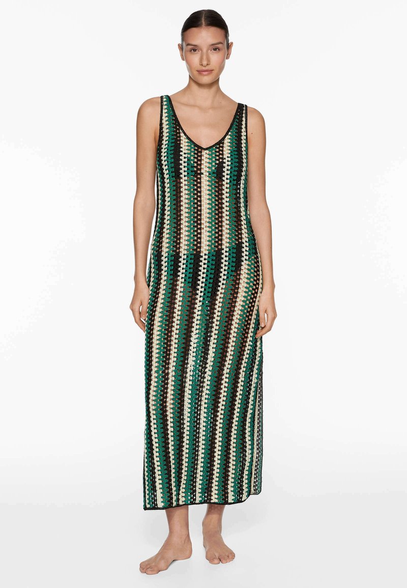 Vestido maxi hecho de tejido de ganchillo con estampado, que presenta rayas verticales en verde, negro, blanco y marrón. Escote en forma de barco y diseño sin mangas.