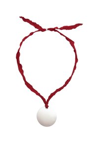 Röd, texturerad ripsbandhalsband med en cirkulär, borstad metallpendel som hänger i mitten, utformad för vardagsbruk.