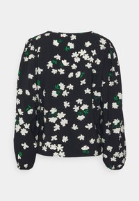 Sort bluse med blomsterdesign, der har hvide blomster og grønne blade, lange puffede ærmer og rund halsudskæring. Fremstillet af letvægtsstof.
