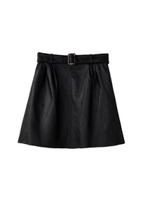 Sorte lædernederdel med tætsiddende talje, bæltestrop og plisseret design. Glat tekstur og længde til midt på låret. Ingen synlige lukninger.