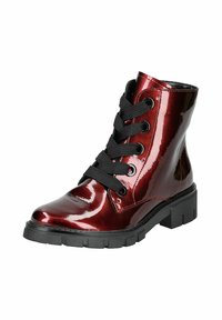 Bottes montantes à lacets en cuir verni rouge foncé brillant, avec des lacets noirs et une semelle en caoutchouc noir épaisse avec un motif texturé.