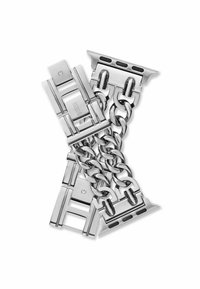 Srebrna bransoletka łańcuszkowa z polerowanymi metalowymi ogniwami, prostokątnymi mocowaniami i akcentami marki. Gładka tekstura i nowoczesny design.