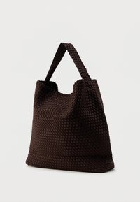 Καφέ υφαντή τσάντα tote με υφή, διαθέτει δύο κοντές λαβές και μαλακό, χαλαρό σχήμα για εύκολη μεταφορά.