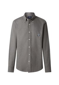 Camisa gris de botones con cuello, mangas largas y un pequeño logo bordado en el pecho. Tejido suave con una textura sutil.