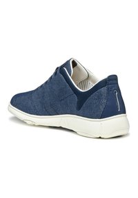 Zapatilla de malla azul con tela texturizada, cordones elásticos, suela blanca acolchada y detalle en el talón en contraste. Diseño ligero y transpirable.
