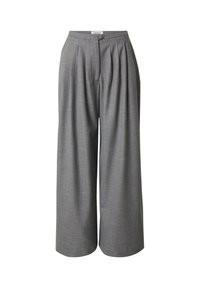 Pantalons gris à jambe large avec un devant plissé, fermeture à bouton et texture de tissu douce. Présente une coupe ajustée et un design décontracté.