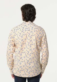 Bloemig shirt met een geel en blauw patroon, lange mouwen, button-down kraag en een afgeronde zoom, gemaakt van lichtgewicht stof.