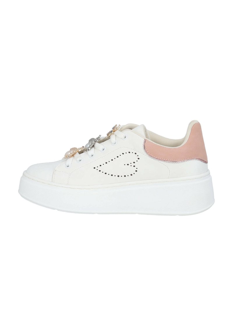 Baskets en cuir blanc avec un accent en daim rose au talon, semelle plateforme, détails de breloques décoratives et design de cœur perforé sur le côté.