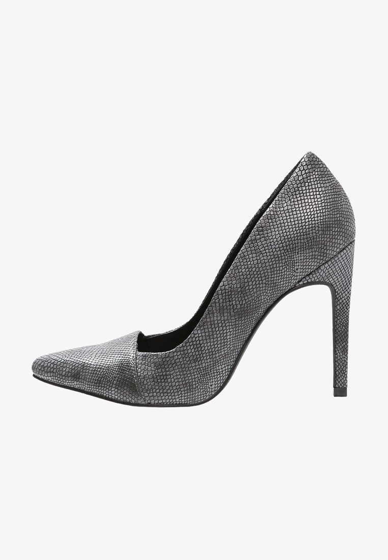 Escarpin gris à talon haut avec un bout pointu et un motif texturé rappelant celui d'un reptile, présenté en profil sur un fond blanc.