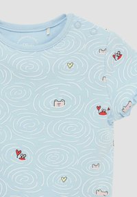 Himmelblaues Babypoloshirt mit weißen Wirbelmustern, kleinen Cartoon-Fröschen, roten Krabben, die Herzen halten, und gelben Herzen. Mit Druckknöpfen an der Schulter.