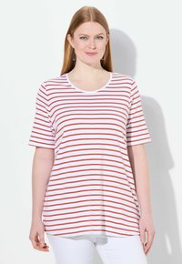 Bílý tričko s červenými vodorovnými pruhy, krátké rukávy a kulatý výstřih. Tkanina vypadá měkká a lehká.