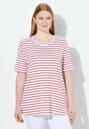 Witte t-shirt met rode horizontale strepen, korte mouwen en een ronde hals. De stof lijkt zacht en licht van gewicht.