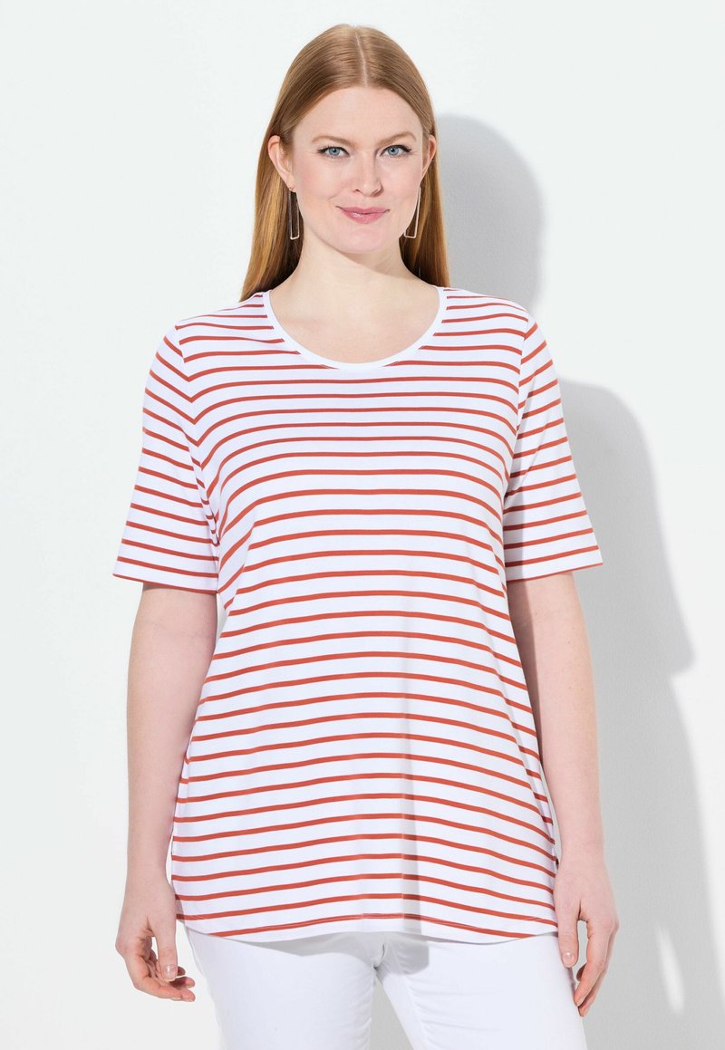 Bílý tričko s červenými vodorovnými pruhy, krátké rukávy a kulatý výstřih. Tkanina vypadá měkká a lehká.