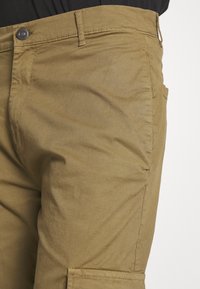 Urban Classics TAPERED PANTS - Cargobukse - summerolive