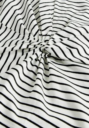 Medvilnės audinys su besisukančiu raštu, turinčiu horizontalias juodas juostas ant baltos fono. Minkšta tekstūra su lengvu blizgesiu.