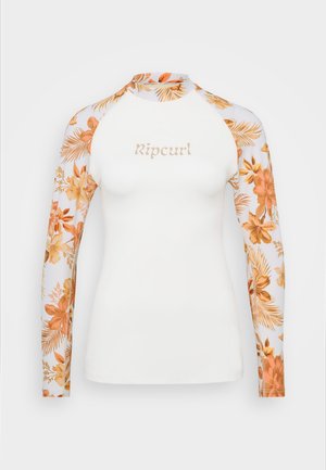 Długi rękaw rash guard, biały z pomarańczowym kwiatowym wzorem na rękawach, ma zaokrąglony dekolt i logo "Ripcurl" w kolorze beżowym z przodu.