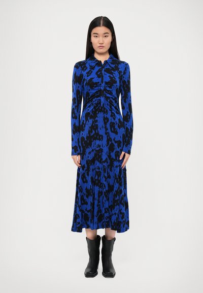 Haljina s dugim rukavima u plavoj boji s crnim animal printom, s uskim gornjim dijelom i suknjom na zvono, izrađena od mekanog rastezljivog materijala.