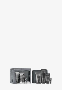 Herrvårdssats i svart förpackning, innehåller tuber och en väska. Har grå accenter och etiketter, med produkter för rengöring och återfuktning.