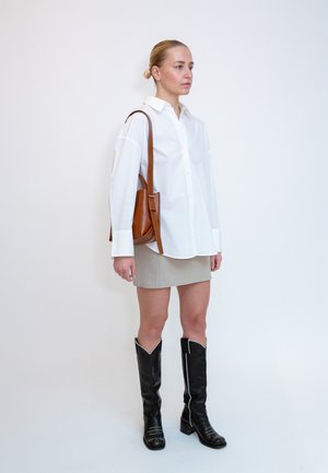 HVISK, GLOSSY STRUCTURE - Handtasche - brown amber