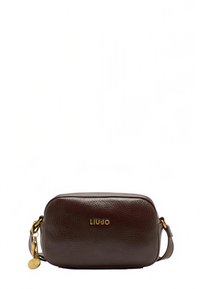 Sac bandoulière en cuir marron de forme rectangulaire, avec des ferrures dorées et un logo embossé. Comprend une sangle détachable et une finition texturée.