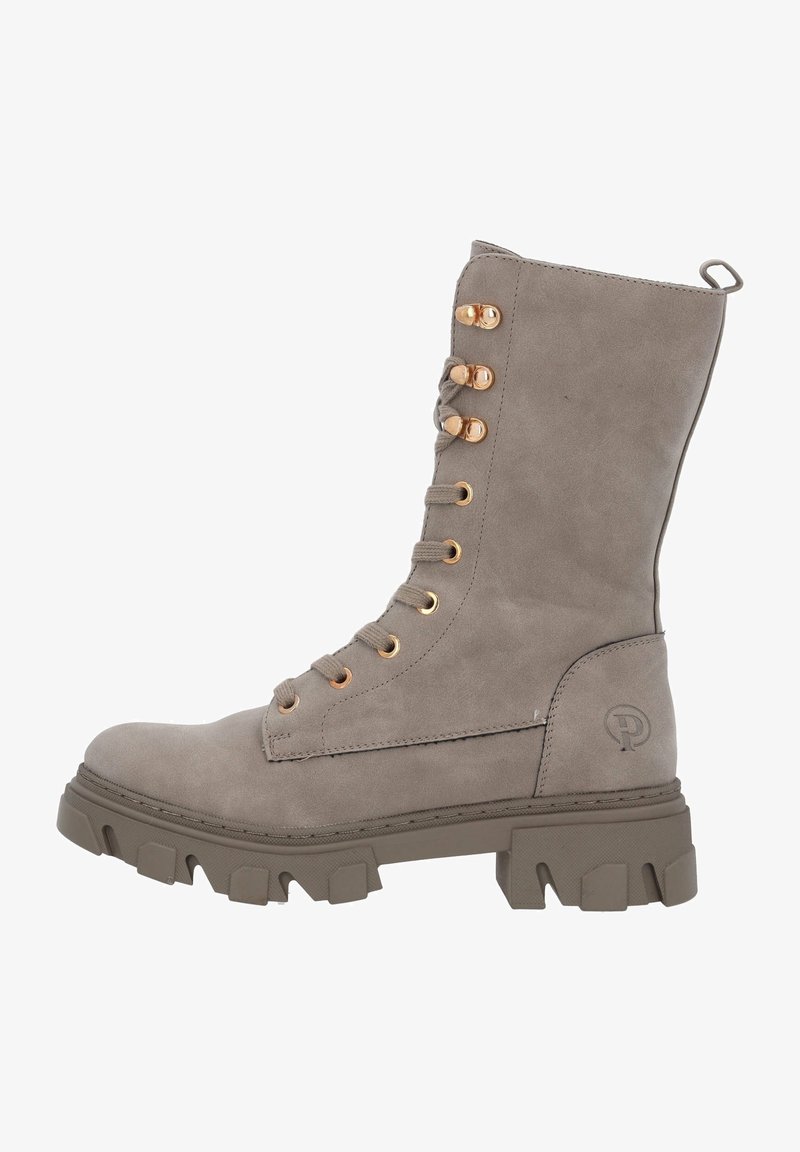 Bottes de combat en daim gris à lacets, avec une semelle en caoutchouc robuste, dotées d'œillets en métal doré et d'un logo embossé sur le côté.