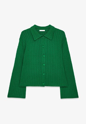 Grøn strikket cardigan med krave, lange æermer og frontknaplukning. Har et tekstureret, åbent maskemønster.