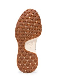 Gummisohle mit einem strukturierten Muster aus sechseckigen Formen in Orange und hellem Creme, mit einem zentralen Ausschnitt und einem eingeprägten Markenlogo.