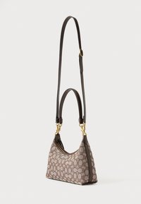 Ruskeakuviollinen hobo-laukku, jossa on kaareva muotoilu, kullanväriset metalliosat ja kaksi pimeää nahkaa olevaa hihnaa. Sileä tekstiilipinta.