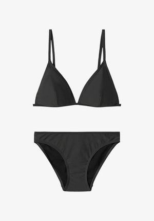 Sort bikini sæt med trekantet top, der har tynde stropper og en klassisk bund. Fremstillet af glat stof med minimale syninger.