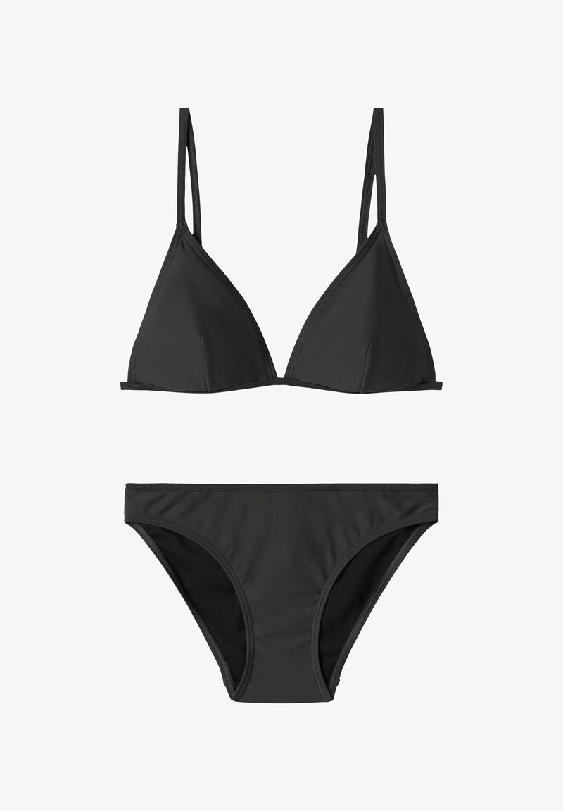 Ensemble de bikini noir avec un haut triangulaire doté de fines bretelles et d'un bas classique. Fabriqué en tissu lisse avec des détails de couture minimaux.