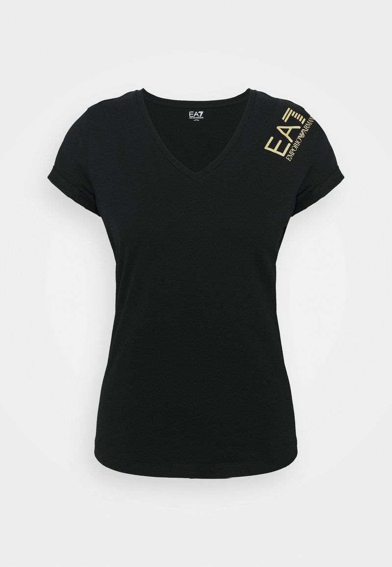 T-shirt noir à col en V fabriqué en coton doux, avec des manches courtes retroussées et un logo jaune imprimé sur l'épaule gauche.