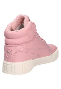 Hoge roze leren sneaker met een getextureerde roze fleece kraag, crème rubberen zool en een klein logoaccent op de hak.