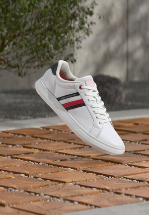Tommy Hilfiger, ESSENTIAL - Маратонки - white