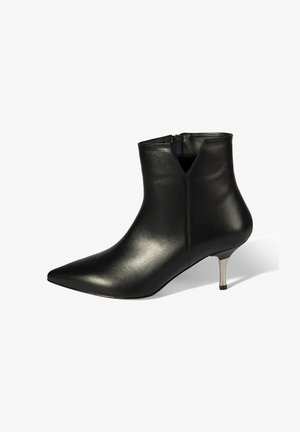 Zwarte leren enkellaarsjes met een puntige neus, ritssluiting en een kleine metalen hak. Gladde textuur met een strak, modern ontwerp.