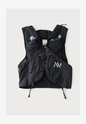 Gilet d'hydratation noir pour la course avec deux bouteilles d'eau dans les poches avant et des sangles réglables sur fond blanc.
